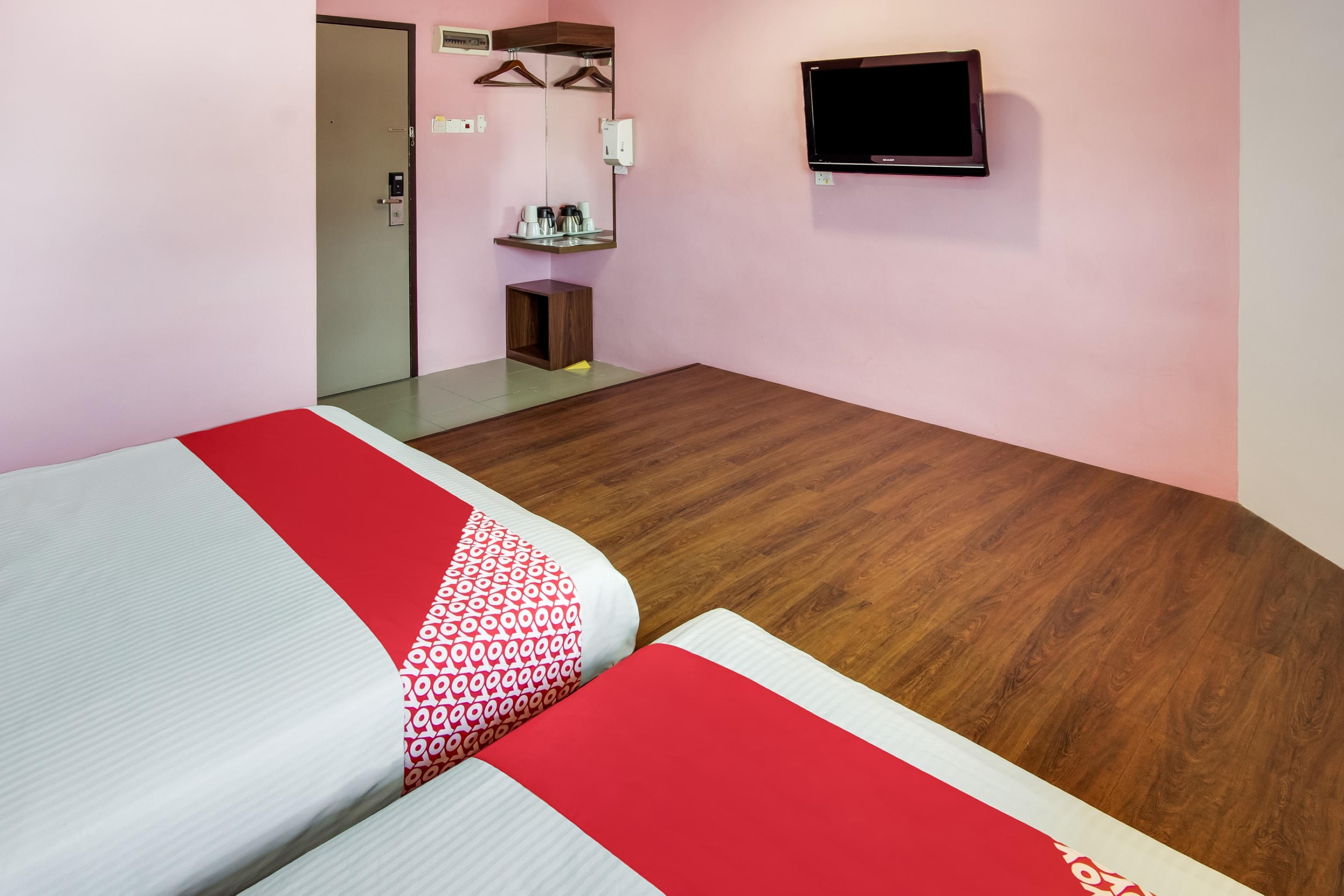 Oyo 89480 Dream House Hotel سكودايْ المظهر الخارجي الصورة