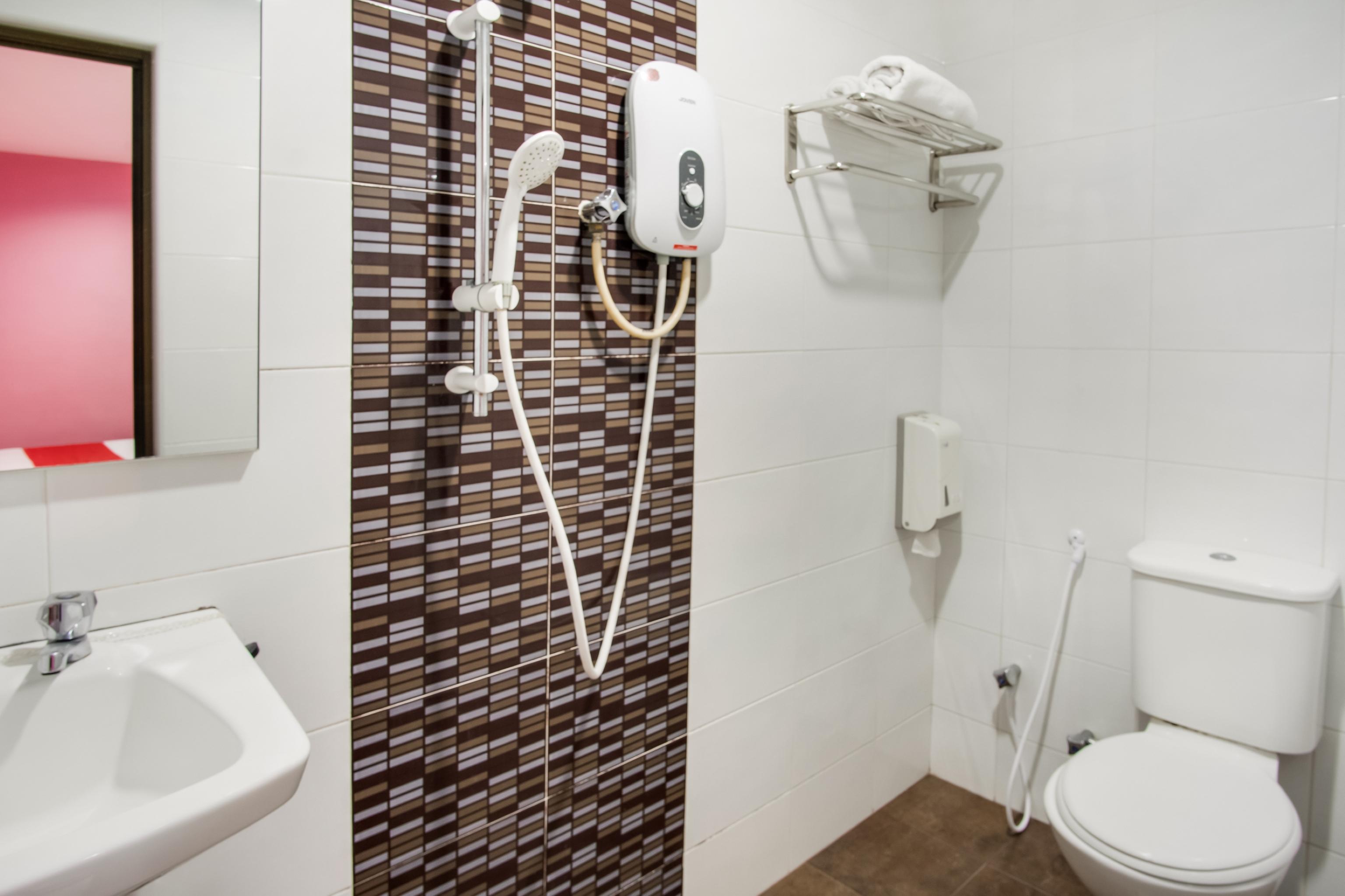 Oyo 89480 Dream House Hotel سكودايْ المظهر الخارجي الصورة