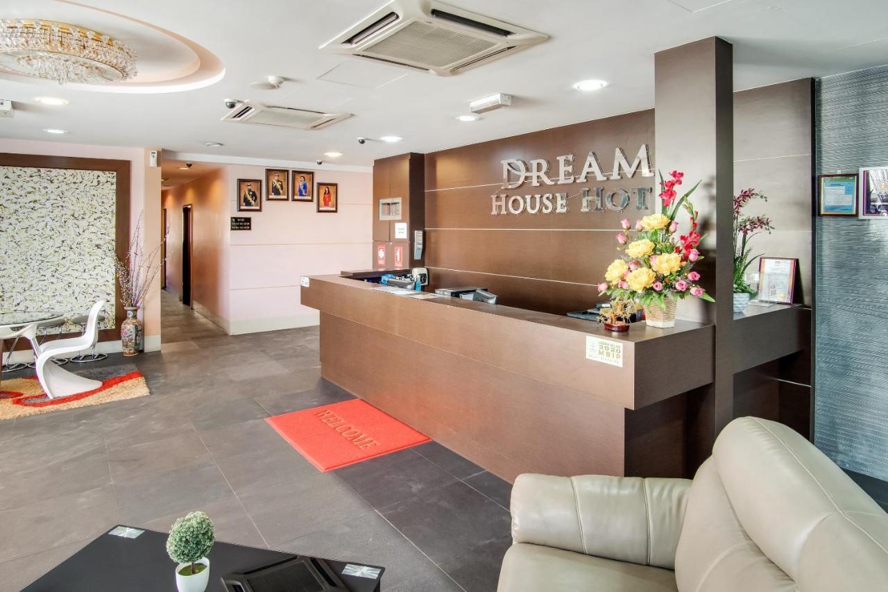 Oyo 89480 Dream House Hotel سكودايْ المظهر الخارجي الصورة